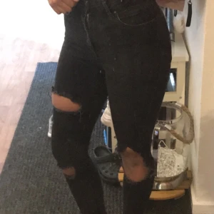 gina tricot jeans - ett par sköna jeans i storlek 34 från gina tricot. säljs billigt pga de är ihop sydda på ett ställe. priset kan diskuteras ytterligare!