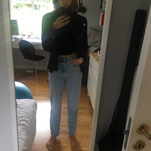 Raka Levis Jeans  - Fina Levis jeans köpa för 1100kr i storlek 25w. Jag är 172cm och de är en bra längd för mig. Raka, lite vida ben och högmidjade. Väldigt fint skick. Säljer för 400kr. Frakt tillkommer