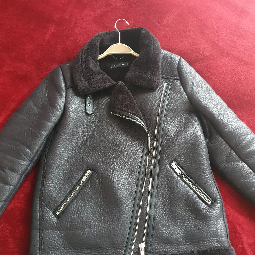 In great condition jacket from Zara, size in S, it s oversized. I usually wear Medium, small for this jacket is perfect. In black. Jackor.