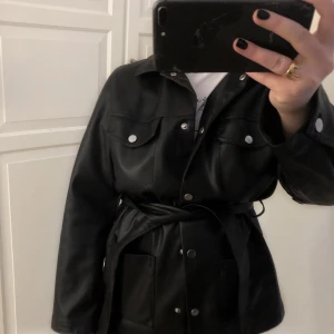 Skinnjacka  - Såå snygg men får tyvärr ingen användning för längre 🤍🤍🤍