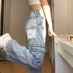 Jeans - Jättecoola jeans som tyvärr inte använts på ett tag så jag säljer dem istället. Jag är 1,70. Dem är från ett märke som heter J.GALT. Alla fickor är äkta! Köparen står för frakten💕 Ganska dyr frak, 99kr spårbar