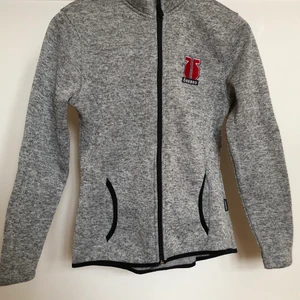 Örebro Hockey fleece  - Knappt använd fleece som köptes för ett par år sedan. Den är ganska liten i storlek men perfekt att ha under en jacka på vintern. Mycket bra skick men säljer pga att den är för liten. Orginalpris 250 kr