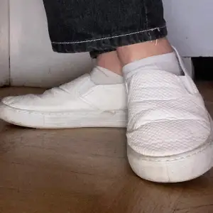 Ett par vita slip in sneakers till sommaren! Jag har inte använt dem många gånger, de är lite för små på mig plus att det inte riktigt är min stil. Dock har dem några väck på sig☺️