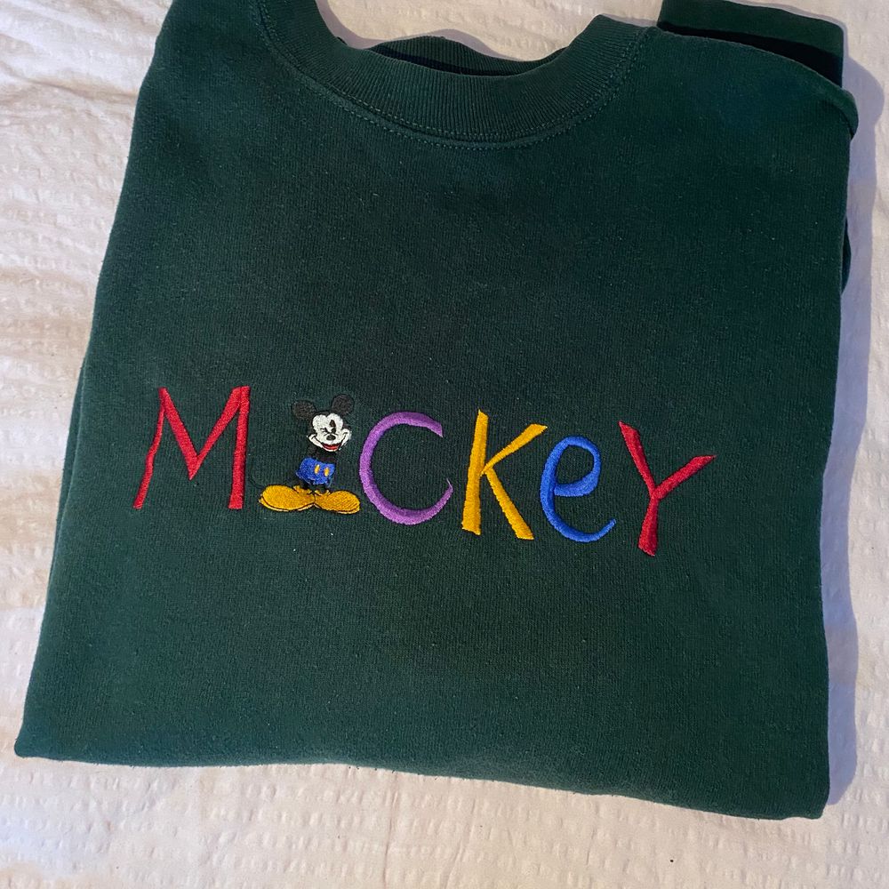 Grön MICKEY Mouse tröja skulle typ säga stor S, liten M 🐉.  original MICKEY & CO sweatshirt BUDGIVNING PÅGÅR (avslutas torsdag kl 19:00) Högsta bud 460kr                                             Säljer även ringar i silver på min Plick ☺️.                            . Tröjor & Koftor.
