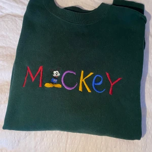 En original MICKEY & CO sweatshirt!!  - Grön MICKEY Mouse tröja skulle typ säga stor S, liten M 🐉.  original MICKEY & CO sweatshirt BUDGIVNING PÅGÅR (avslutas torsdag kl 19:00) Högsta bud 460kr                                             Säljer även ringar i silver på min Plick ☺️.                            