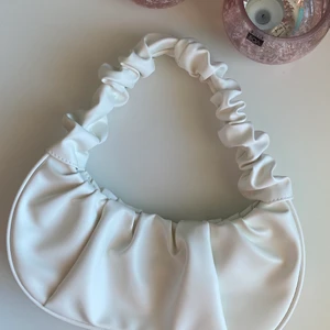 Baguette väska - Supersöt vit väska från Shein, aldrig använd då det inte riktigt var min stil. Kan mötas upp eller frakta, köpare står för frakt! 🤍