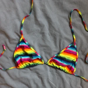 bikiniöverdel  - Snacka om Pride-vibbar! Har aldrig använts. 