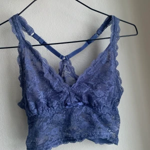 Lila bralette - En söt lila bralette. Det finns ilägg till den som man kan stoppa in och ur beroende på om man vill att den ska vara genomskinlig eller inte. Köpt på Lindex för lämgesedan men inte min stil så den blev aldrig använd. Färgen syns bäst på första bilden. Skriv vid intresse 💙