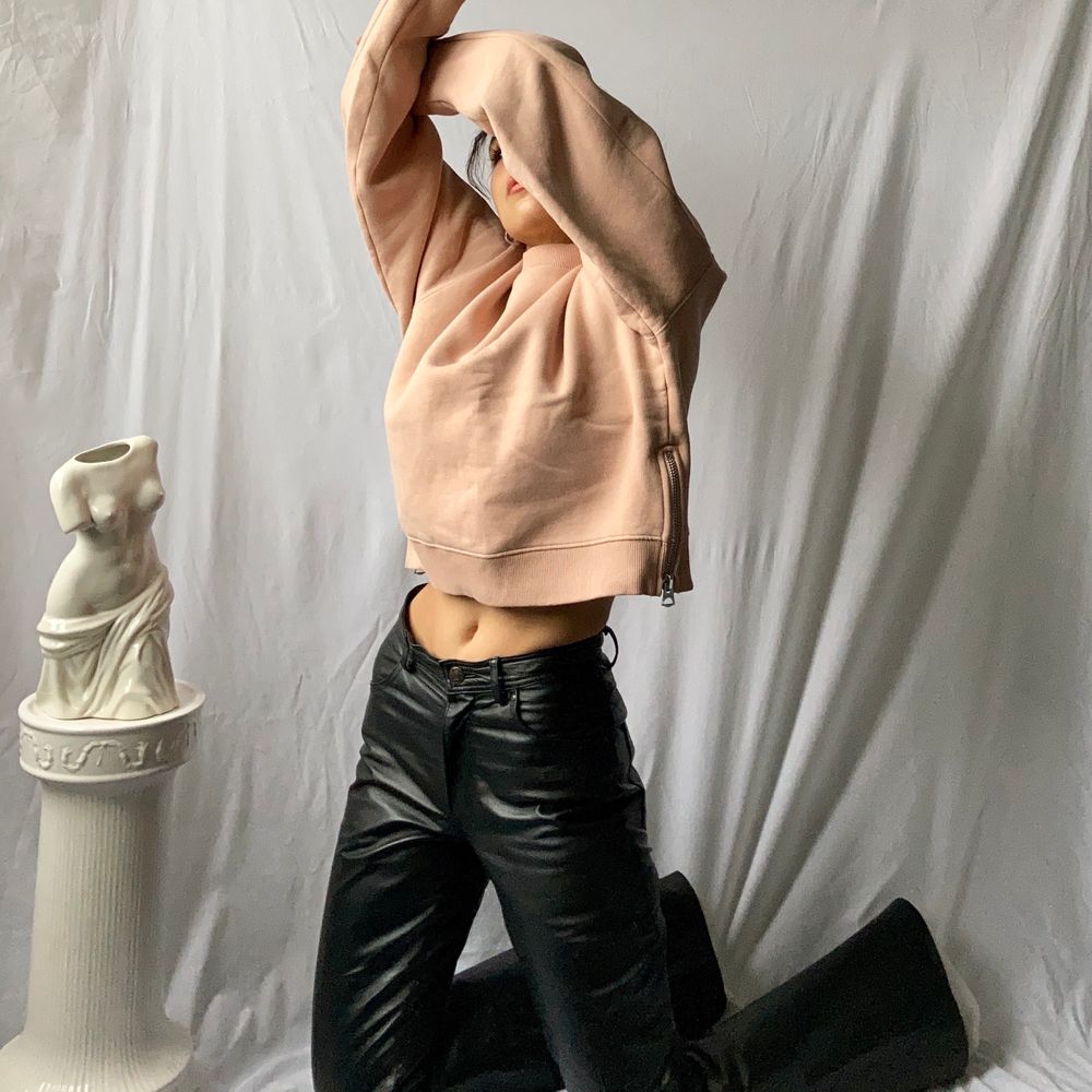 🌊 ACNE STUDIOS AW14 WARM AND THICK LIGHT / PALE PINK CREWNECK SWEATER, WITH BALLON-LIKE FIT, SILVER ZIPPERS ON EACH SIDE AND FUZZY INSIDE • SIZE - XS/ EU 34 (Fits up to M) • BRAND - Acne Studios • MATERIAL - Cotton MY MEASUREMENTS • Height 161cm / 5'3