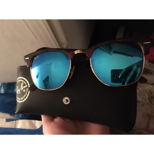  - Helt nya & oanvända Raybans med blått glas på utsidan. Sjukt snygga, men passade tyvärr inte riktigt mig. Köpta för 1400:-. 