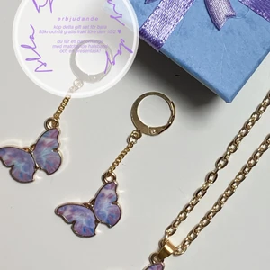 PRESENTKIT ÖRHÄNGE+HALSBAND+ASK 95kr - 💜 GIFT SET #HIBISKUS 💜 Innehåller: • 1 par örhänge (12x15 mm omkrets exkl berlock) • 1 halsband • 1 presentask Pris: 95kr ordinarie 110kr (fri frakt!) Beställ i dm ✨ Erbjudandet gäller till den 10/2 eller tills att den tar slut! Fler erbjudanden kommer fram till den 8/2. En del av vinsten kan skänkas till valfri organisation. •