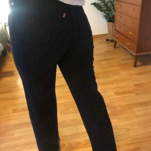 Svarta Levi’s Ribcage straight jeans i storlek 25. I jätte fint skick och sitter as snyggt men är tyvärr lite för tajta för mig. Jag är 170 cm lång. Om flera är intresserade så får man buda i chatten💕