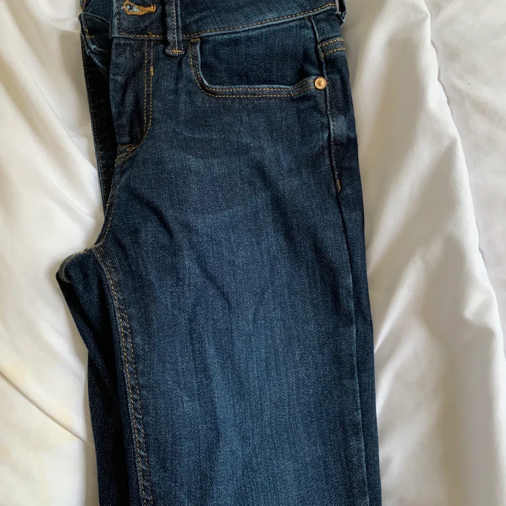 Blåa jeans från JDY, skinny modell. Små bakfickor och aldrig använda. Storlek; midja 27, längd 32. . Jeans & Byxor.