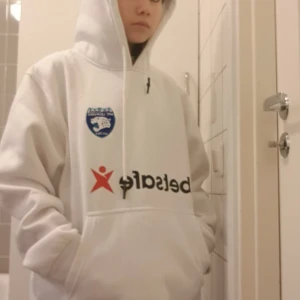 Hoodie - En oversized vit hoodie som jag använt 2 gånger. Rensar garderoben så allt ska bort!