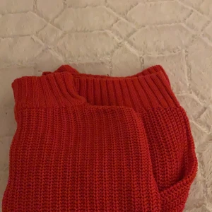 Stickad - Röd stickad tröja, Från HM i storlek L💛