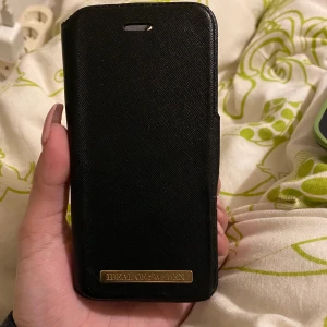 Ideal of sweden skal  - Skalet funkar perfekt som ett plånboks skal. Skalet är använt lite slitet på ”skylten” där de står Ideal of sweden annars är den jätte fin. Skalet är köpt till en iPhone 7 men funkar för en iPhone 8 också. 