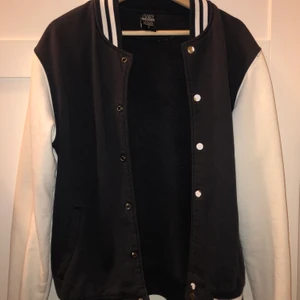 Collegejacka - Smått urtvättad collegejacka från Urban classics, nypris: 699kr
