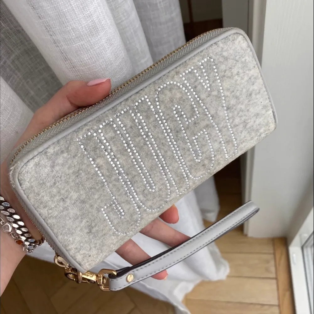 Så fin ljusgrå plånbok från Juicy Couture. Mycket bra skick, alla ”diamanter” kvar, enda skadan är att hörnen är lite slitna💕. Accessoarer.
