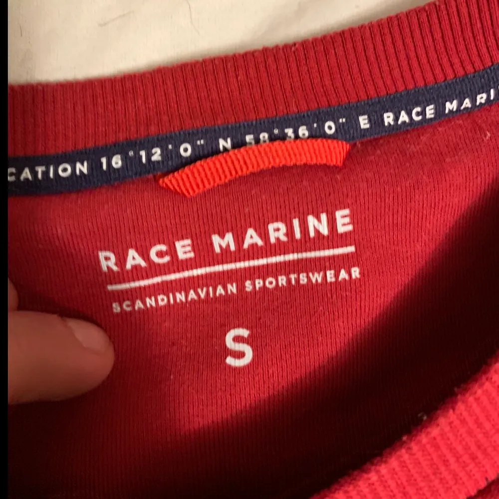 Säljer en Race Marine tröja i nyskick, använd endast vid två tillfällen! Storleken är S. Köparen står för frakten och fraktmetod kommer vi överens vid köp av tröjan. 250kr eller but med rätt till nekning! . Tröjor & Koftor.