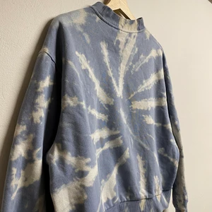 Super cool blekt tröja från weekday - Blekt tröja från weekday☺️ Bra passform💗  sitter oversized💗 köparen står för frakt💗 köpt för 400