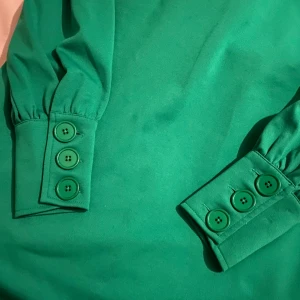 Ny fin klänning från märket fransa!! - Härlig grön klänning i storlek L. 