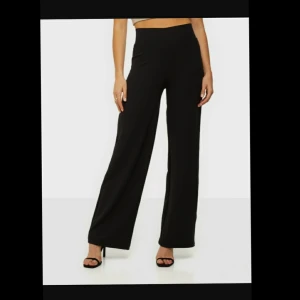 Nelly Trend. Crepe Stright Pants st S - Oanvända, lappen kvar. Svarta Crepe Stright Pants från Nelly, svarta i st S