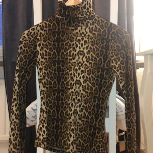 Leopard polo  - Polo tröja från NAKD i storlek XS!