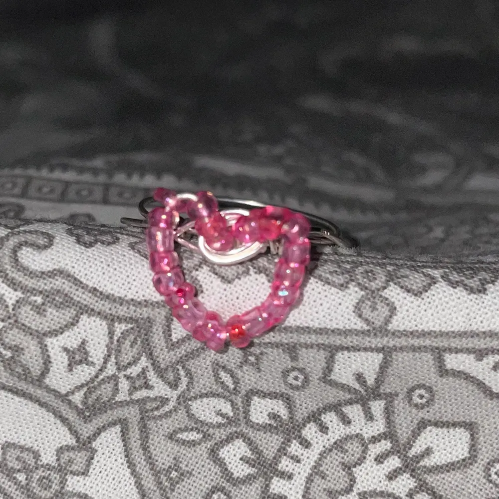 En rosa hemmagjord hjärtformad ring kan köra den i alla storlekar! Köparen står för frakten❤️. Accessoarer.