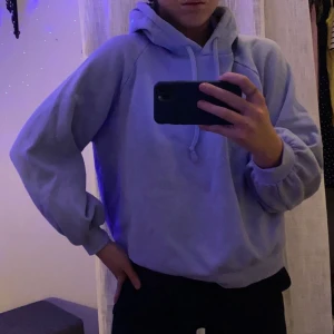 Hoodie  - Säljer denna najsa blåa hoodien, den är köpt från ellos och säljer pga har ingen användning för den längre! Super skön💞