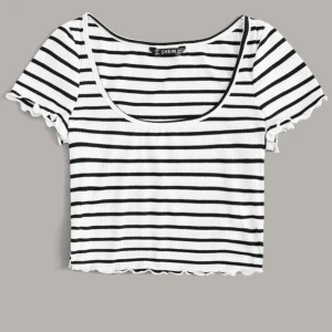 T-Shirt  - Jättesöt t-shirt från SHEIN, använt 1 gång och är nu för lite för mig. Den är i storlek S. Pris: 45 + Frakt ☺️