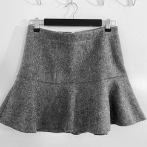 Knappt använd grov veckad grå kjol från second female!! Hög i midjan, tjockt material så perfekt med en tjock tröja nu när det är så kallt och utsvängd på kanten. 200 eller högsta bud ☺️ Frakt tillkommer  🚚 