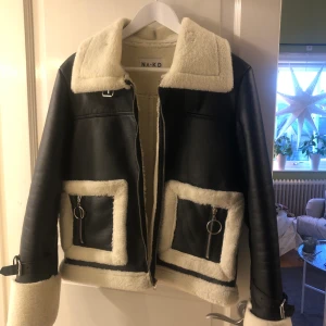 Jacka med päls  - Jättefin jacka med vit päls från nakd! Knappt använd, nyskick💖