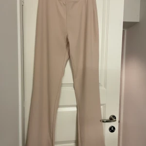 Nellybyxor i storlek small - Beiga byxor i storlek small, aldrig använda. 