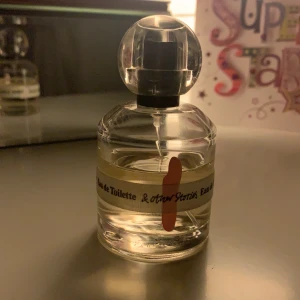 parfym - parfym från &other stories. I lukten Miami Muse, luktar jättegott! har typ en balanserad söt lukt som håller hela dagen! Säljer pga kommer inte till användning. Ganska mycket kvar som räcker länge!