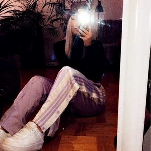 Adidas Adibreak Track Pants - Supersnygga adidasbyxor med knappar längst sidorna. Använda ca 3 gånger så i princip som nya! Säljer pga att de blivit för stora )): Nypris ca 700 kr och är i storlek är 38, men passar även större storlekar. 