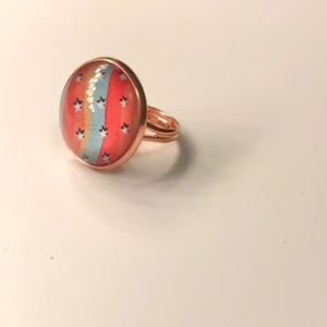 Roséring med motiv under glas - 🍭Ring med motiv🍭(roséguld, reglerbar) skriv vilket motiv du vill ha av de som finns på tredje bilden✨ Har fler, se mina andra annonser💞 15 kr frakt hur mkt du än köper🥰