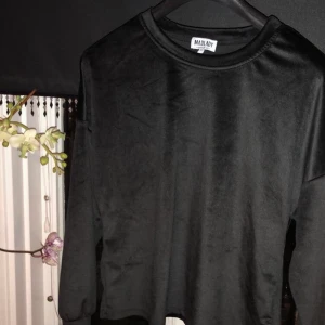 Mjukiströja från madlady  - Mysig tröja från madlady, knappt använd så i skick som ny. Storlek M men det sitter oversized på mig som har S. I polyester, köparen står för frakten💕