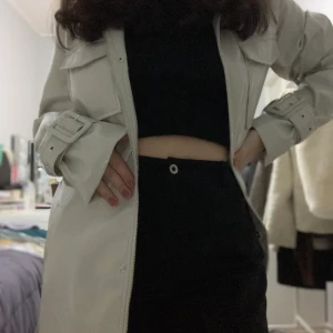 NA-KDx Linn Ahlborg PU kappa - Beige PU kappa från Linn Ahlborgs kollektion med NA-KD. Den är helt oanvänd och har aldrig kommit till användning hos mig. Den är stor i storleken och ganska lång. Jag är 155cm lång och bär normalt S eller 36. Köparen står för frakten, kan även mötas upp i Stockholm/ Sundbyberg. 