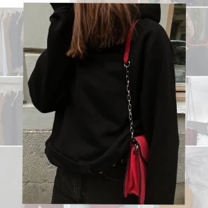 Väska - Snygg väska för att spice up outfiten lite! Basic outfit med en röd väska BOOM✨🤩 köpt på mango. Bandet är längre men går att vika in och ha som axelväska!! 