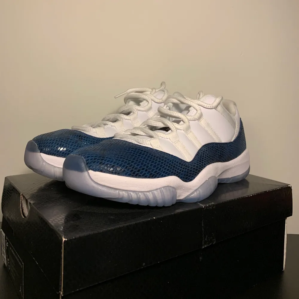 Säljer ett par originella Jordans 11. Helt oanvända, tyvärr är boxen slängd. Säljer de för fel storlek:/. Söker de för 1199. Mer bilder vid intresse, det går att byta mot skor. Det är bara o skriva, helst i storlek 42,5/43.. Kengät.
