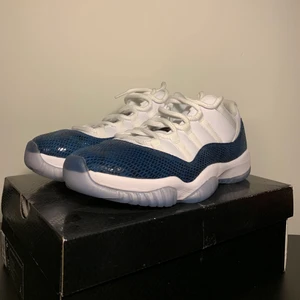Jordans 11 - Säljer ett par originella Jordans 11. Helt oanvända, tyvärr är boxen slängd. Säljer de för fel storlek:/. Söker de för 1199. Mer bilder vid intresse, det går att byta mot skor. Det är bara o skriva, helst i storlek 42,5/43.