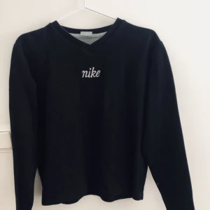  - Nike tröja! Är några år gammal men fräsch och utan hål eller liknande! Är mjuk o hyffsat stretchig.   Endast seriösa köpare!!