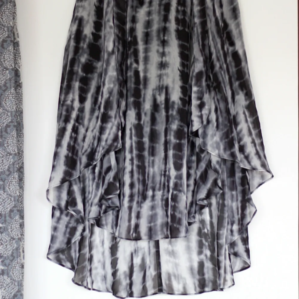 Mönstrad kjol i polyester från H&M Divided i storlek 34, dock relativt smal midja, snarare storlek 32 där. Dragkedja baktill. Volang framtill. Längre baktill. Inner-/underkjol.  Kan mötas upp i Göteborg eller fraktar mot betalning.. Tröjor & Koftor.