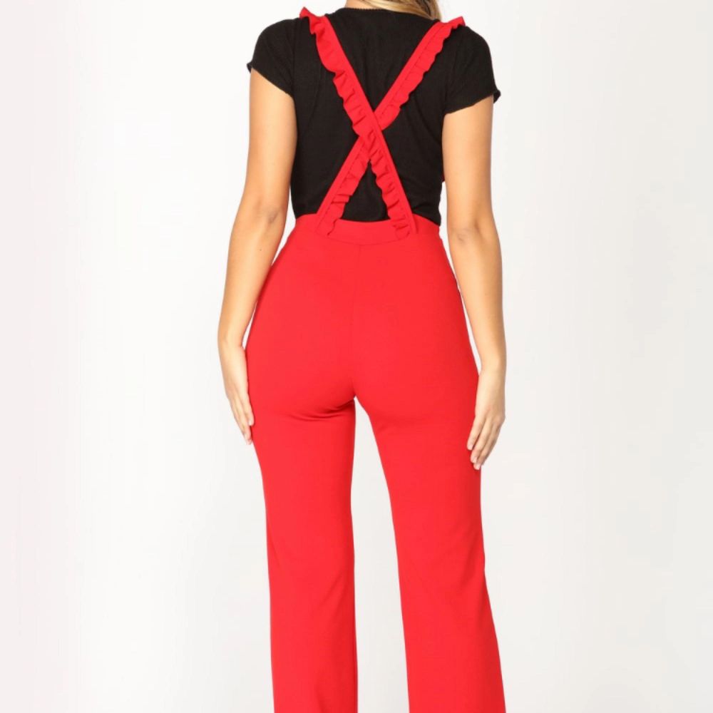 Röd byxdress från den amerikanska webbshoppen fashion Nova! Helt oanvänd med prislappar kvar. Materialet är stretchigt! Kan mötas i Uppsala eller fraktas 🌹. Jeans & Byxor.