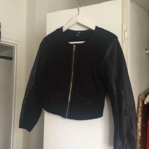  - Bomull skinnimitation på ärmarna 