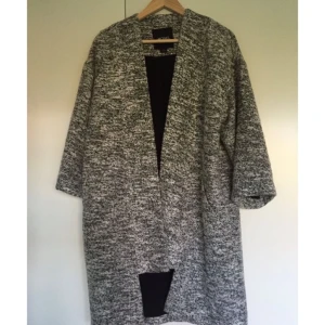  - Fin vårjacka från Monki, stl S men passar XS-L då den är oversize. Lätt fodrad, stängs med knapp på framsidan. Två fickor.  Superfin på, mjuk och skön. Lite tyngre kvalité. 