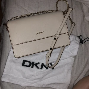  - En väska i toppen skick, använd ett fåtal gånger men som ny! Dustbag medföljer, pris kan diskuteras..kan även fraktas mot betalning