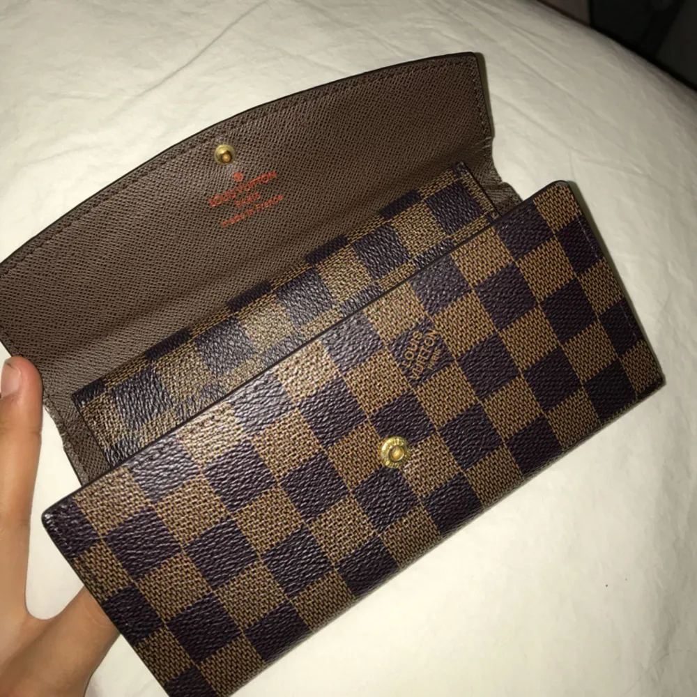 Läder-Louis Vuitton plånbok med en extra korthållare. Fick den i present så oklart om den är äkta eller inte. Väldigt bra skick iaf!❤️ jag kan absolut skicka mer bilder om så önskas! Köparen står som vanligt för frakt🌟. Övrigt.