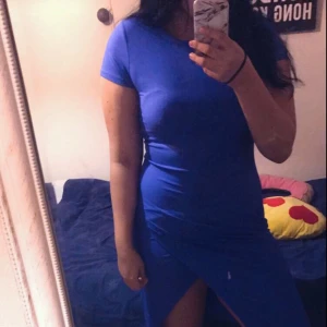  - Blå tajt klänning med slit vid benet. Sällan använd så är i fint skick.