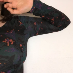  - Cool oljemönstrad croptop. Frakt 45:- eller mötes i jkpg/habo 🌼